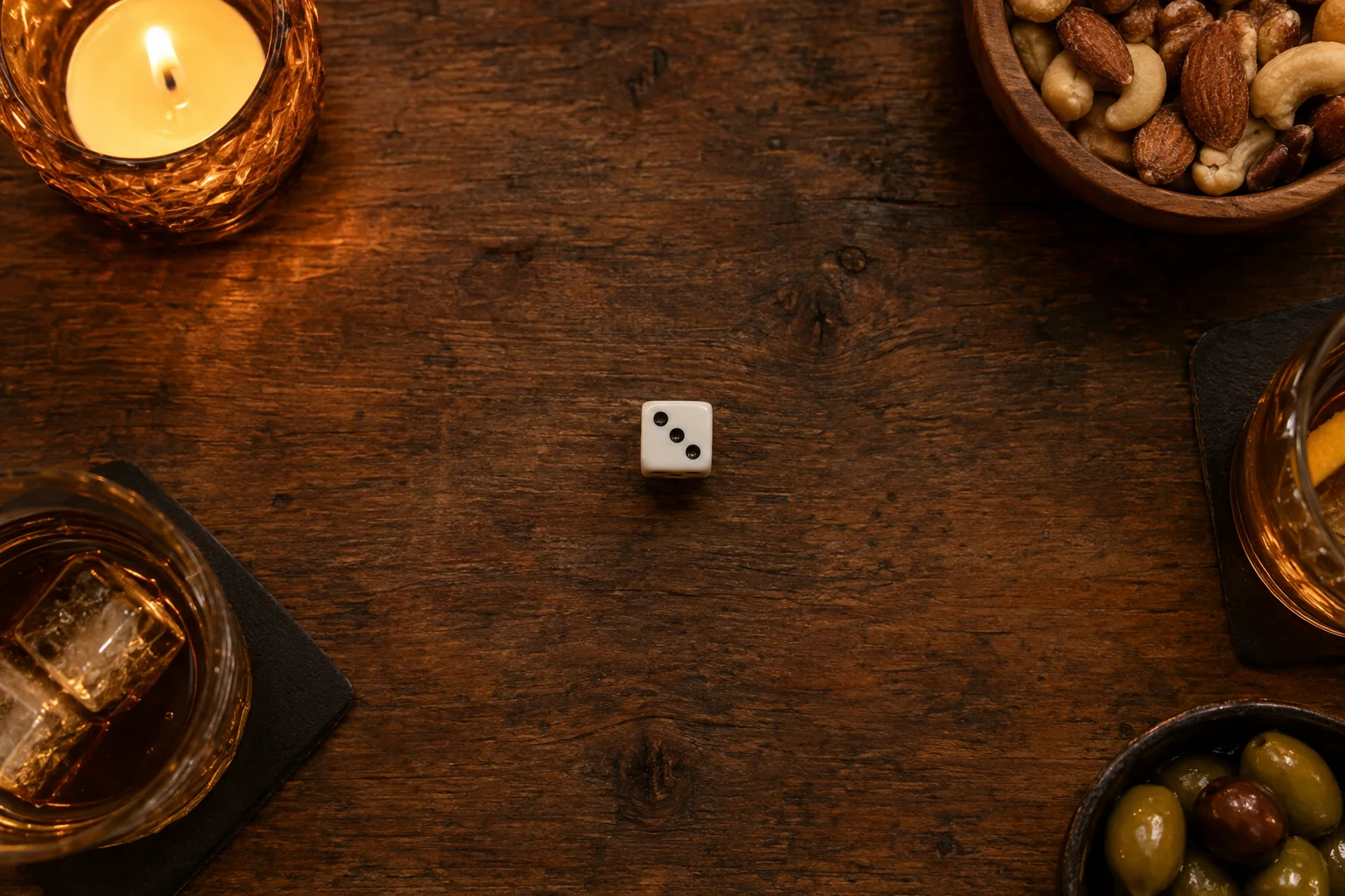 Een witte dobbelsteen op een houten tafel met drankjes en warm kaarslicht.